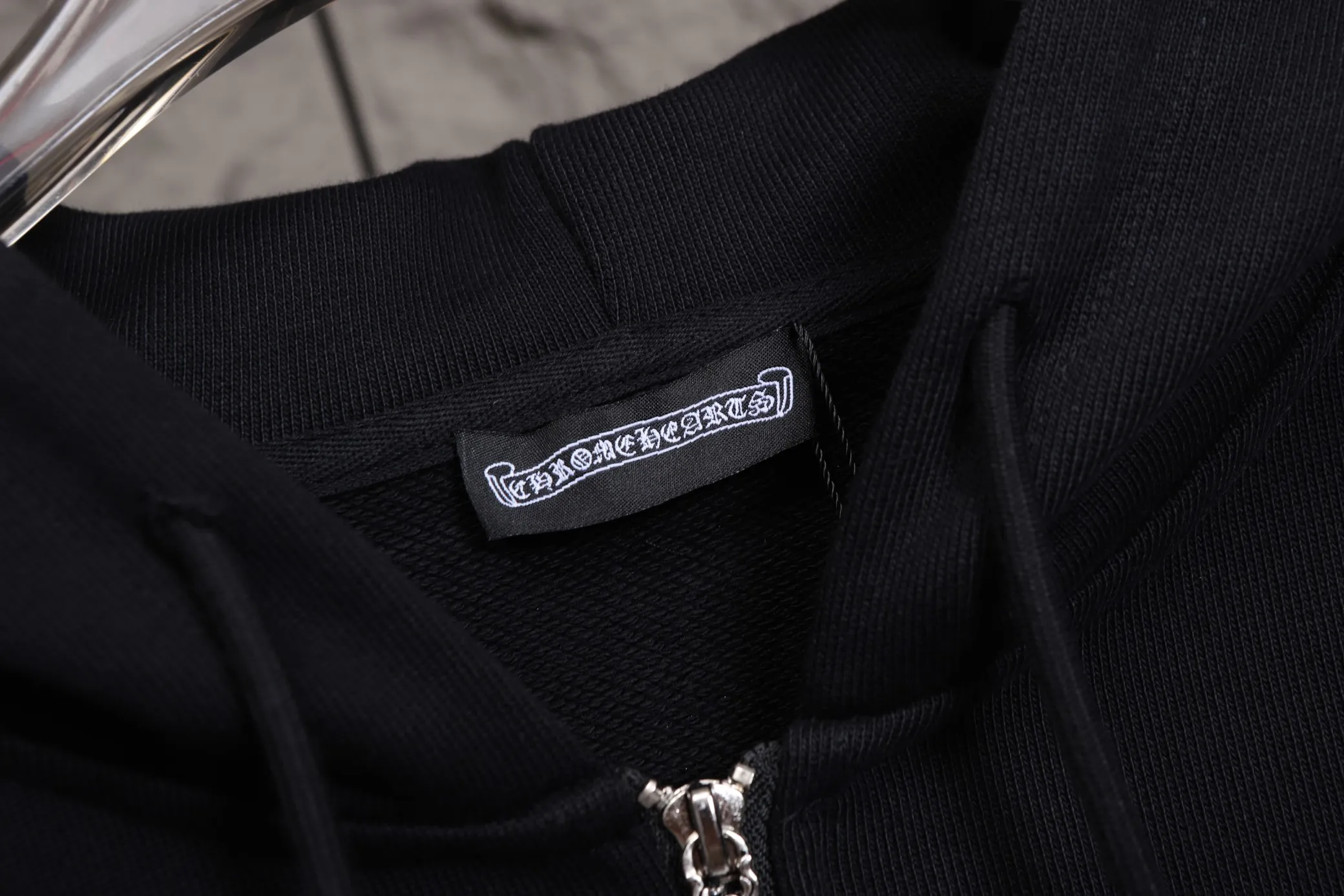 P350 top version new k01 🇺🇸City limited｜ChromeHearts 25 early autumn Chrome Hearts zipper hooded sweatshirt is here Sanskrit letter city cross horseshoe zipper hooded sweatshirt, same style for men and women, a must-have basic versatile sweatshirt jacket for early autumn, easy to solve daily matching problems! Casual fit hooded sweatshirt, the silhouette is casual, smooth, casual and tolerant. 510g, custom-made high-weight pure cotton fabric with clear texture and comfortable upper body. The classic model is a must-have for students. If you like it, come and get the same model!